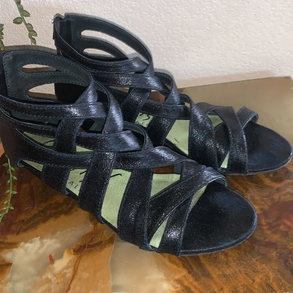 BLOWFISH black strappy leather wedge sandals, textured, back zip, 2” heel. 9 - Picture 15 of 17